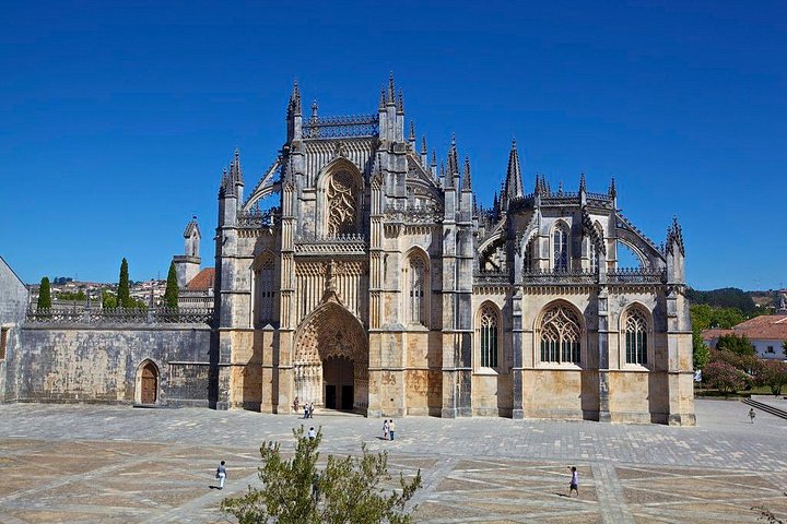 Fatima, Batalha Monastery, Nazaré and Obidos with a local - Private Tour - Image 2