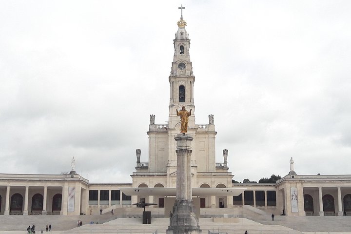 Fátima, Batalha, Nazaré and Óbidos day Tour - Image 4