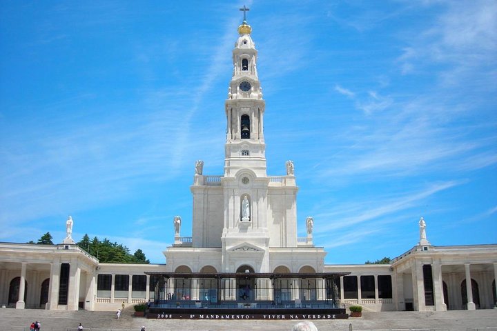 Fatima, Nazare & Obidos Full Day Tour - Image 1