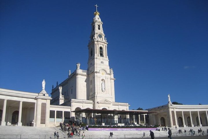 Fátima & Óbidos experience tailored private tour (Full day) - Image 1