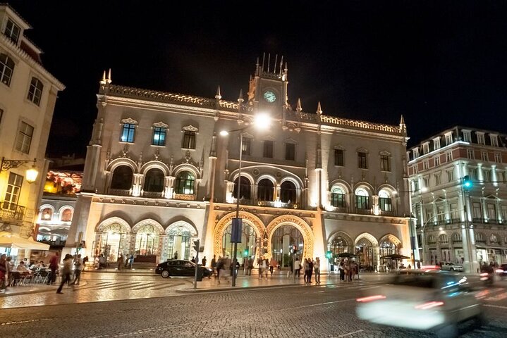 Lisbon: Authentic Fado Show, Dinner and Night Tour - Image 1