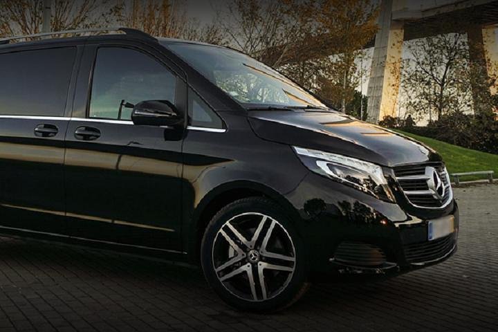 Lisbon Full Day Tour in Premium Vehicle - Image 1