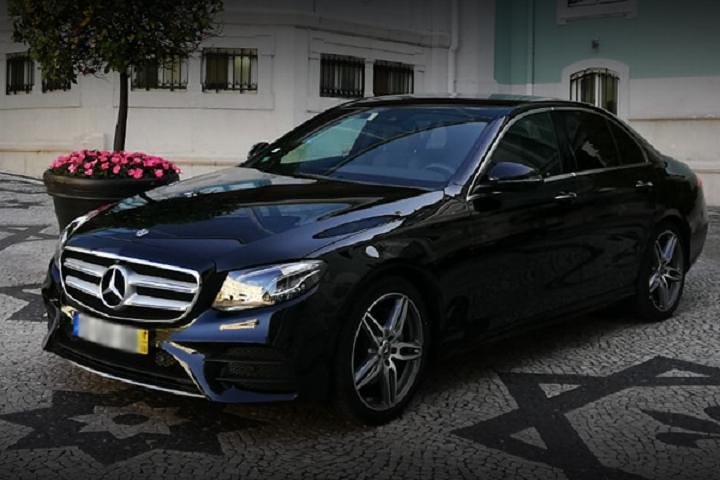 Lisbon Half Day Tour in Premium Vehicle - Image 1