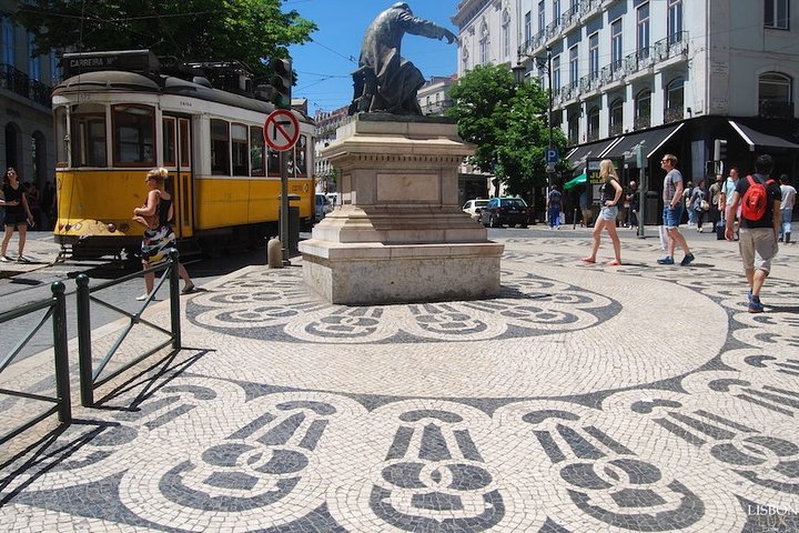 Lisbon Historical Vintage Tour: Old Lisbon - Image 4