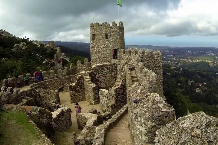 Moorish Castle and Hells Mouth Half Day Private Tour from Lisbon - Image 4