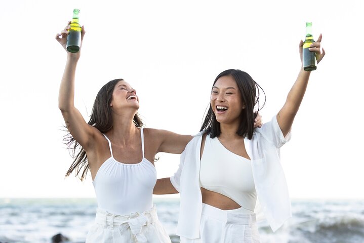 Party on board 2-hour cruise with DJ and open bar - Image 5
