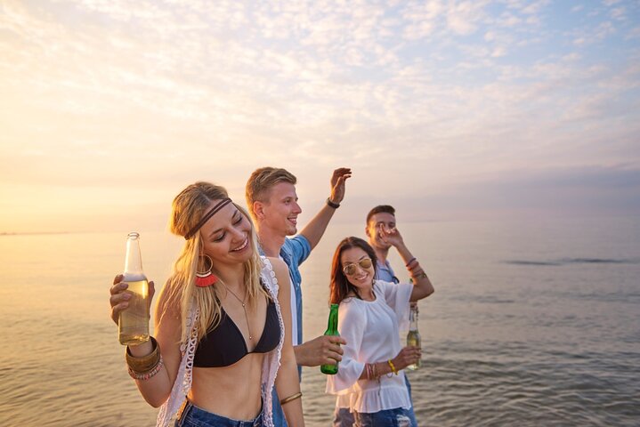 Party on board 2-hour cruise with DJ and open bar - Image 3