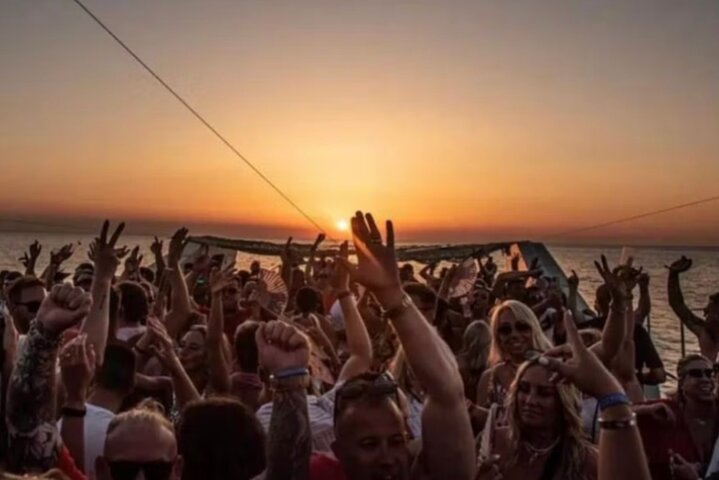 Party on board 2-hour cruise with DJ and open bar - Image 2
