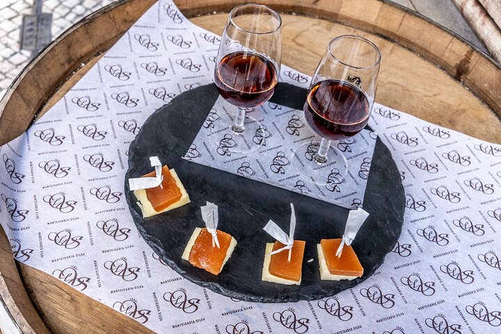 Private 3-Hour Tour in a Tuk Tuk with Portuguese Tapas and Wine  - Image 1