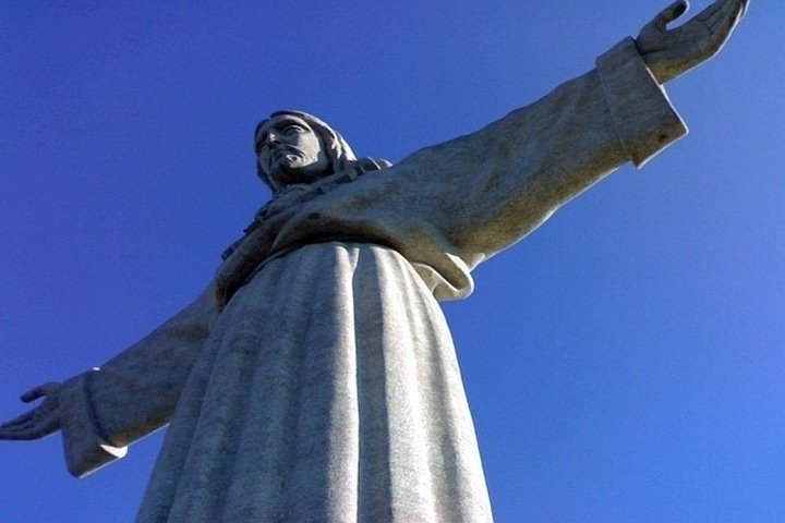 Private 4-Hour Tour of Lisbon's Best Sites - Image 4