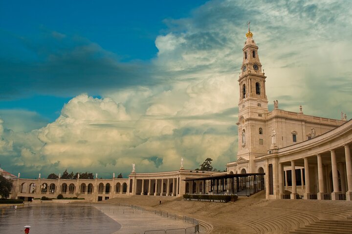 Private Day Tour to Fátima, Nazaré and Óbidos from Lisbon - Image 1