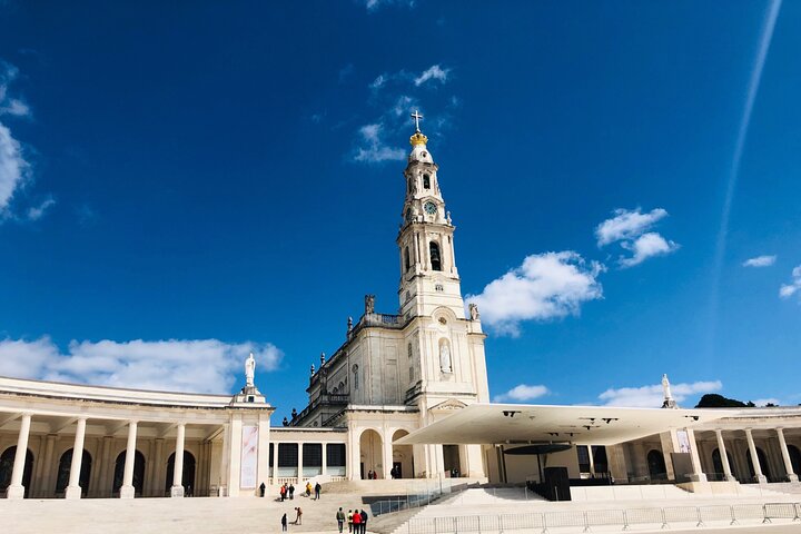Private day tour with a private guide - Fatima, Batalha, Nazaré & Obidos - Image 1