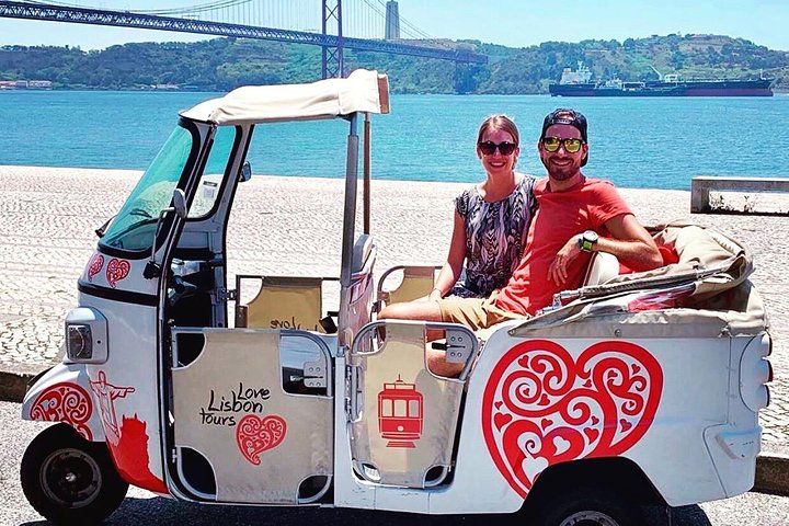Private Lisbon Tuktuk Tour 1: 30h - Image 2