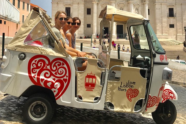 Private Lisbon Tuktuk Tour 1: 30h - Image 3