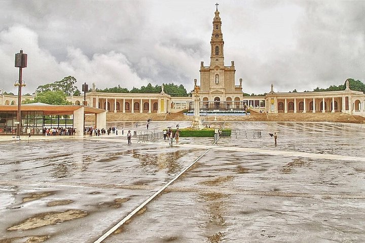 Private tour 3 days Fatima-Aveiro-Porto-Guimaraes-Braga-Santiago de Compostela - Image 2