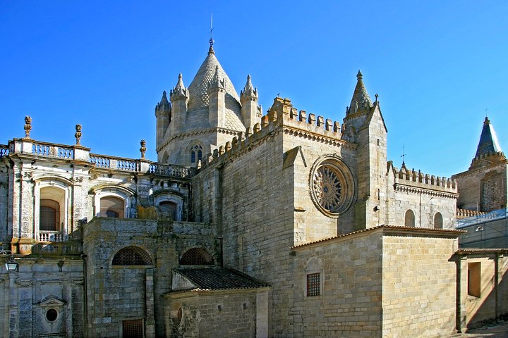 PRIVATE TOUR ÉVORA with CARTUXA WINE TASTING (Tasting of 3 wines selected) - Image 3
