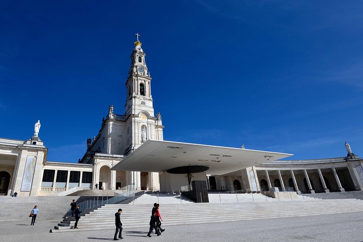 Small Group Tour to Fátima, Batalha, Nazaré and Óbidos from Lisbon - Image 2