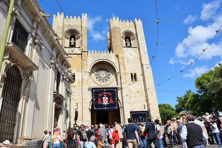 Tour in Lisbon. Meet locals the traditions and monuments and visit old and new - Image 2