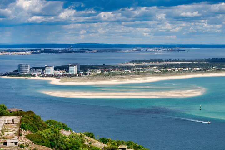 Transfer Algarve (all cities) with visit to Cristo Rei and Arrabida Natural Park - Image 3