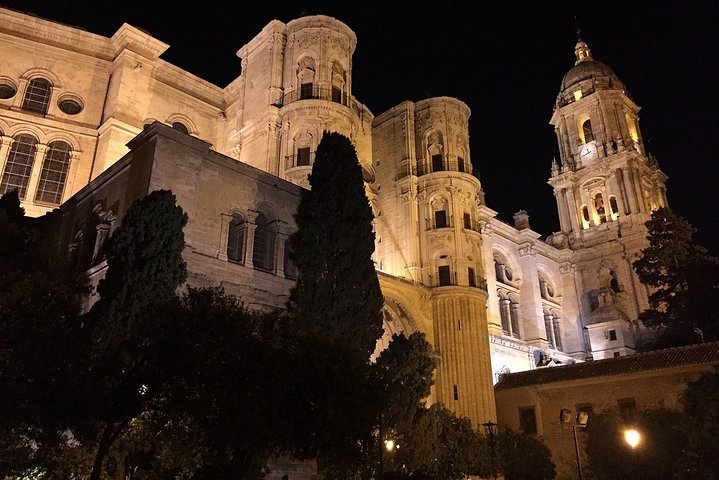 Malaga Old Town private walking and tapas tasting tour - Image 4