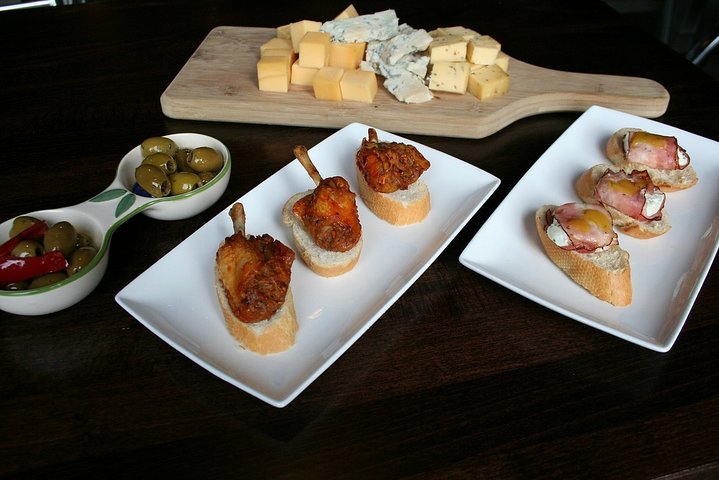 Malaga Old Town private walking and tapas tasting tour - Image 5