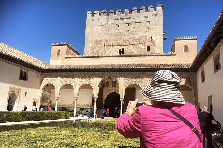 Malaga Shore Excursion: Skip-the-Line Alhambra and Generalife Gardens Tour - Image 5