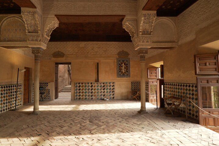 Malaga Shore Excursion: Skip-the-Line Alhambra and Generalife Gardens Tour - Image 4