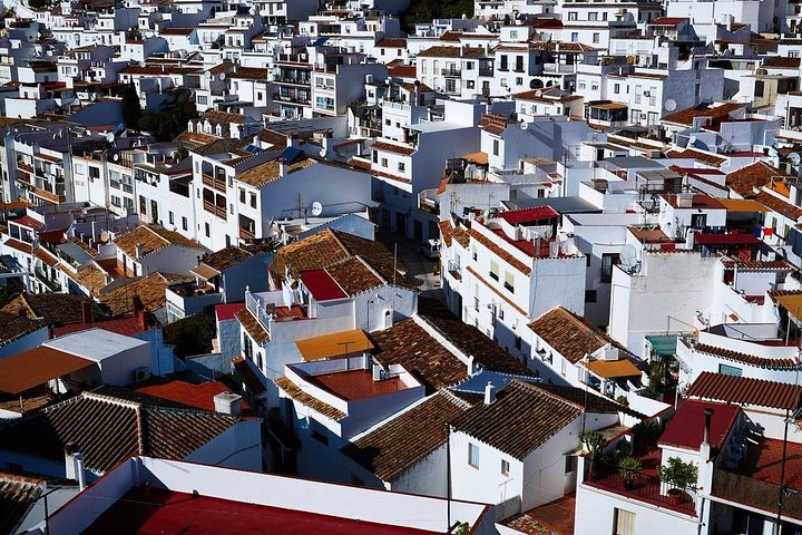 Private 8-hour Tour to Mijas Marbella and Puerto Banús from Malaga - Image 3