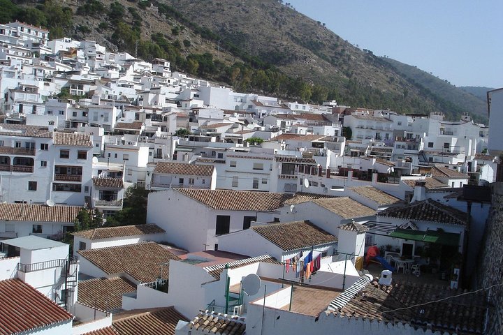 Private 8-hour Tour to Mijas Marbella and Puerto Banús from Malaga - Image 5