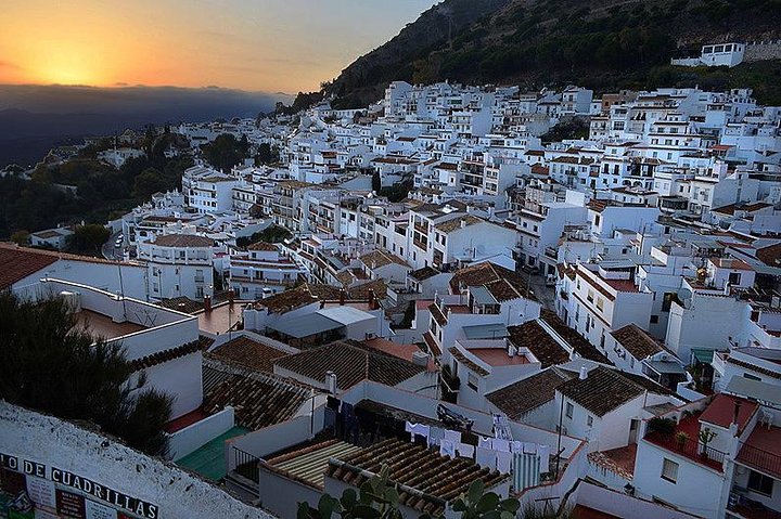 Private 8-hour Tour to Mijas Marbella and Puerto Banús from Malaga - Image 1