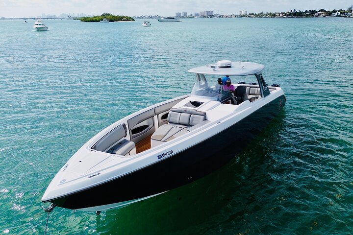  42ft Cigarette Yacht Rental in Miami All Inclusive  - Image 2