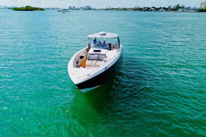  42ft Cigarette Yacht Rental in Miami All Inclusive  - Image 4