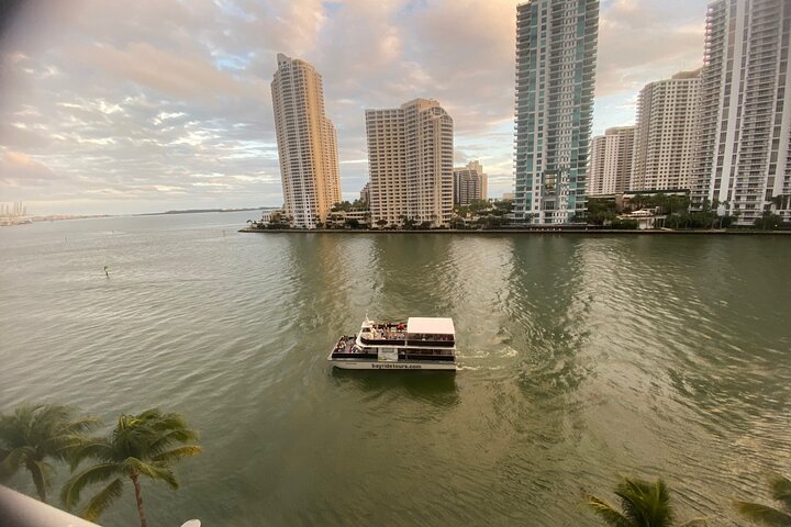 Miami: 90 min Miami Skyline Cruise with Drinks & Music  - Image 4