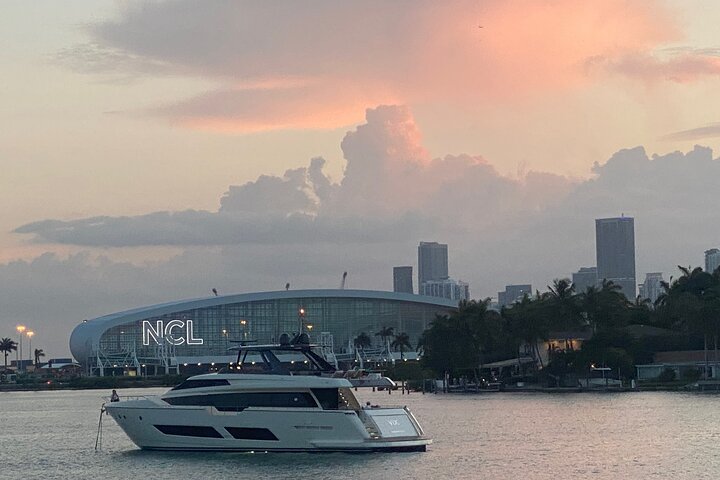 Millionaire Homes and Miami Skyline on 1920’s Yacht Guided Tour - Image 4