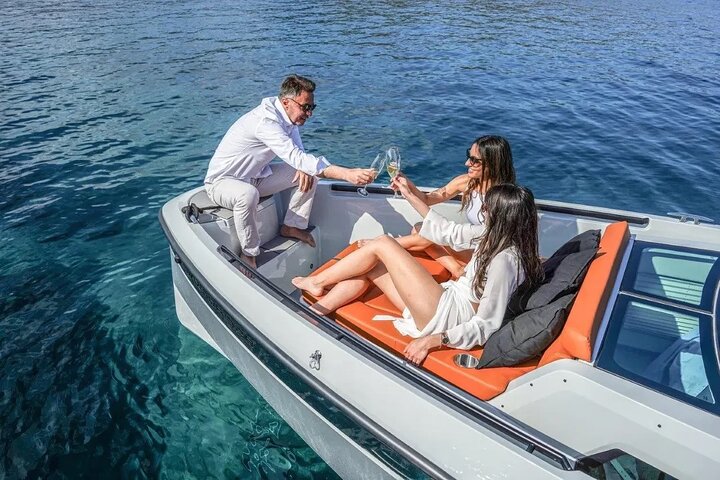 Private Luxury Motor Yacht <> Premium Party & Celebration (3 HRS) - Image 4