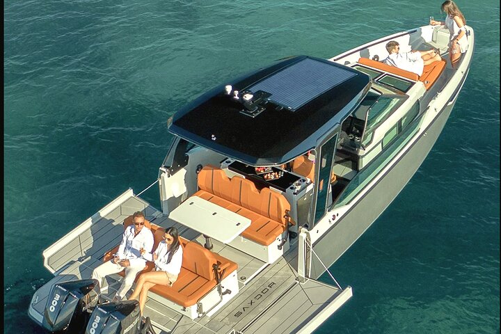 Private Luxury Motor Yacht <> Premium Party & Celebration (3 HRS) - Image 1