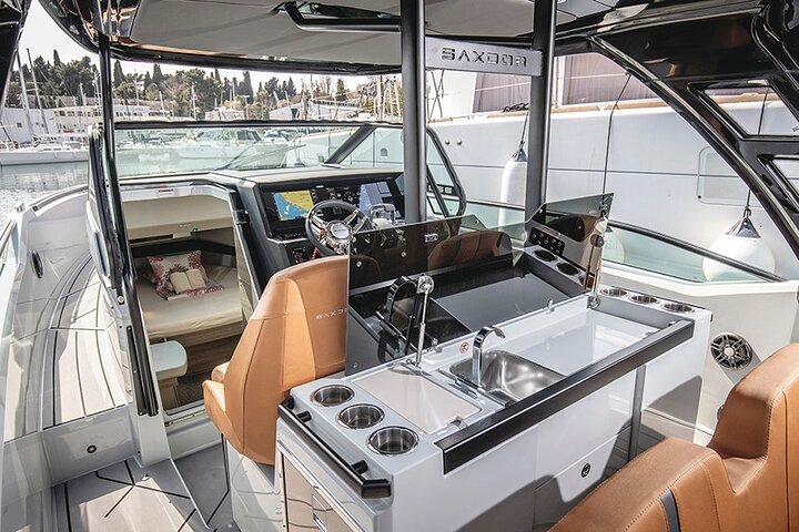 Private Luxury Motor Yacht <> Premium Party & Celebration (3 HRS) - Image 5