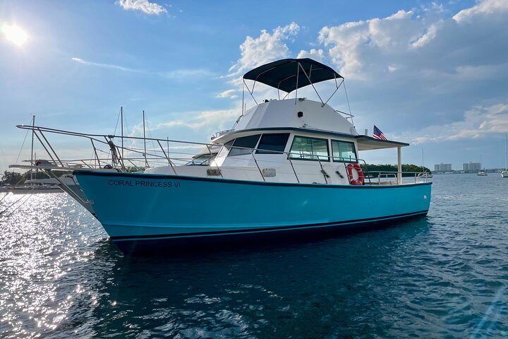 Up to 32Pax Glass Bottom Yacht Rental, Unforgettable Celebrations - Image 4