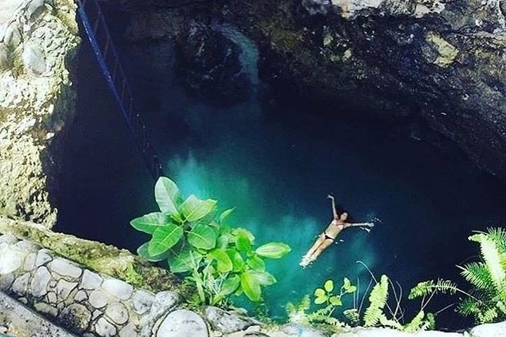 Blue Hole Mineral Spring and Rick's Cafe - Image 1