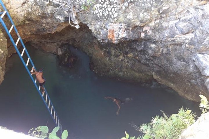 Blue Hole Mineral Spring and Ricks Cafe Private Tour - Image 4