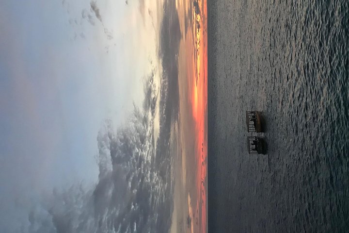 Cliff jumping, Seven miles of white sandy beach, food tasting - Image 4