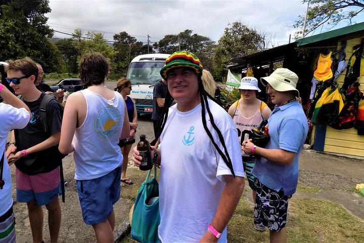 Doctor's Cave Beach, Margaritaville Jimmy’s Buffet & shoping tour - Image 2