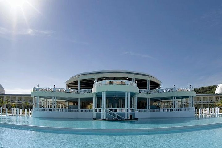 Montego Bay Shore Excursion: Grand Palladium Resort and Spa Luxury Beach Day Pass - Image 2