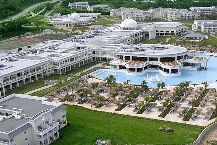 Montego Bay Shore Excursion: Grand Palladium Resort and Spa Luxury Beach Day Pass - Image 4