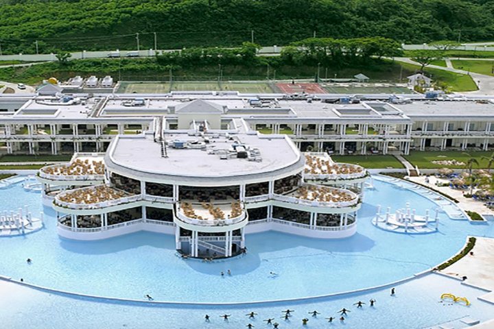 Montego Bay Shore Excursion: Grand Palladium Resort and Spa Luxury Beach Day Pass - Image 3