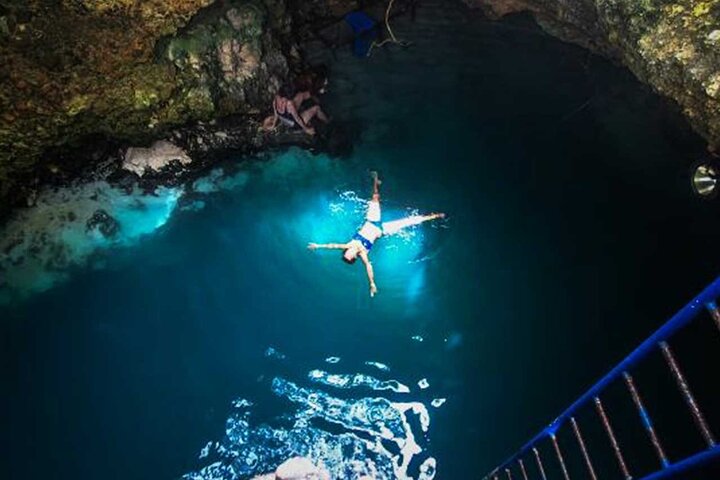 Parasailing, Blue Hole Mineral Spring, Seven Mile Beach - Image 4