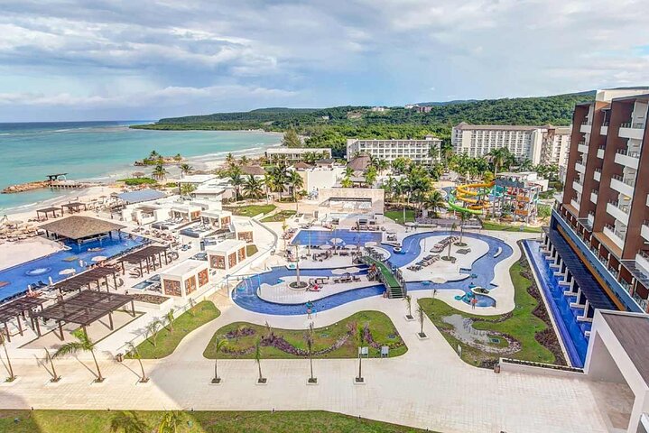 Private Airport Transfers to Royalton Blue Waters and White Sand - Image 1
