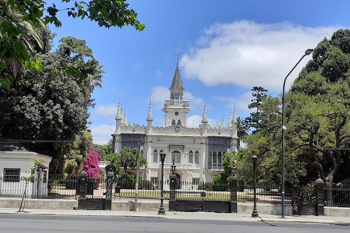 Montevideo customized tour by a family group sharing a home babecue lunch - Image 5