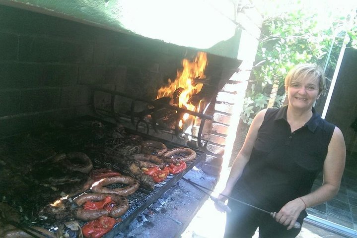 Montevideo customized tour by a family group sharing a home babecue lunch - Image 1