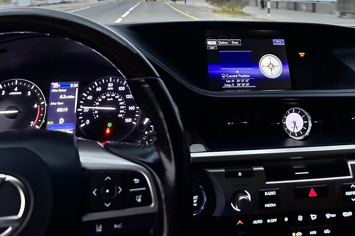 Luxury transfer from the airport to the hotel - Image 2